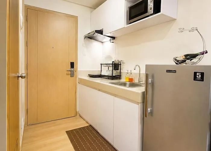Trees Residences Tower 1 - Mauve Staycation *