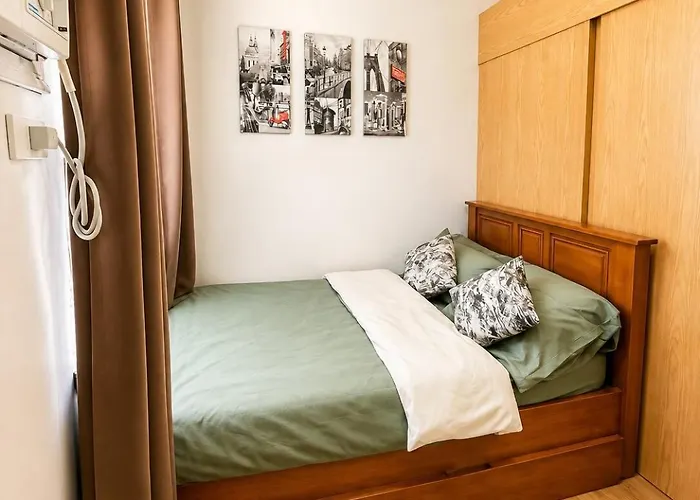 Trees Residences Tower 1 - Mauve Staycation *